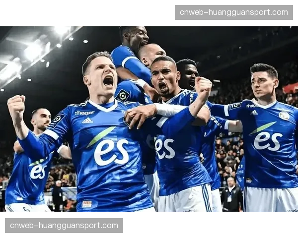 实时:尼斯一次成功的防守反击,源于中场对对手核心的瞬间联合盯抢