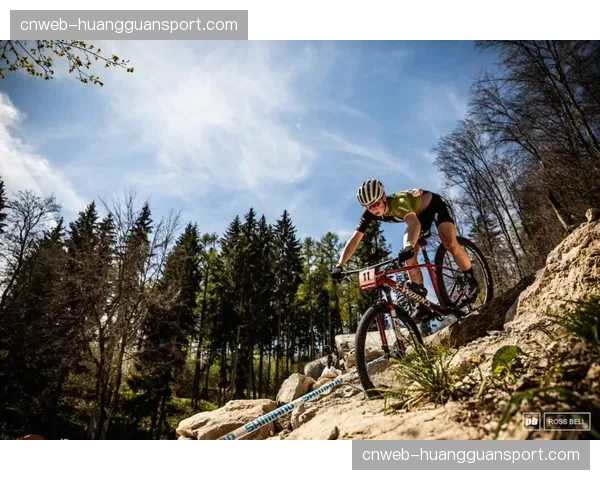 阿尔布施塔特XC赛突发意外，赛道树木倒伏导致比赛中断20分钟