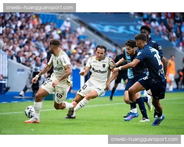 布雷斯特vs朗斯：半场0-0，两队谨慎应对反击威胁